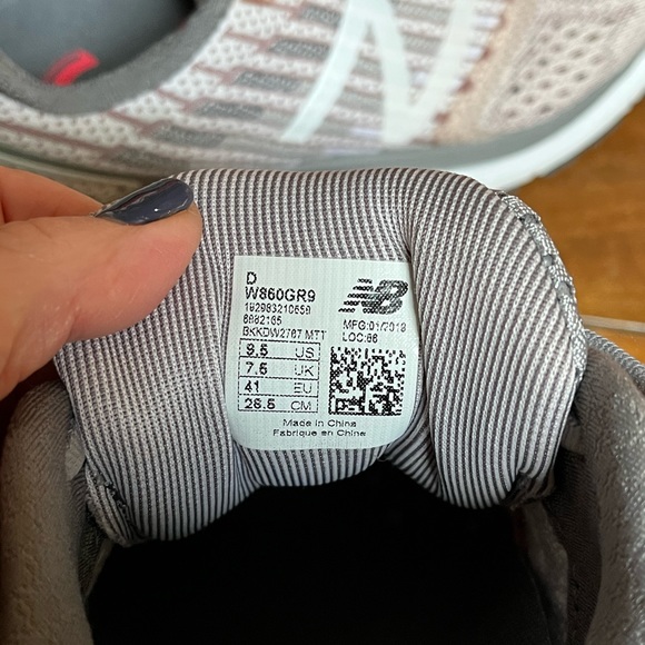 Women’s New Balance 860v9 running size 9.5 Wide - Picture 7 of 8